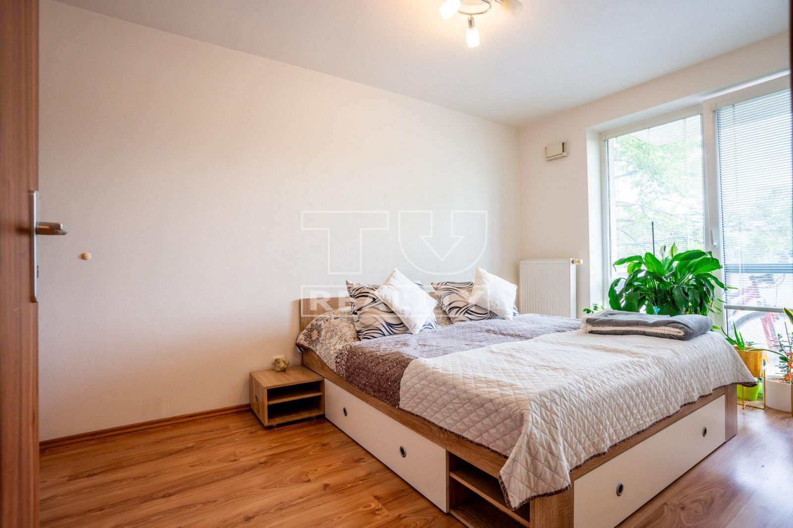 Pripravujeme na predaj zariadený 2-izbový byt s balkónom a garážovým státím v pokojnej časti Vrakune, 47 m2