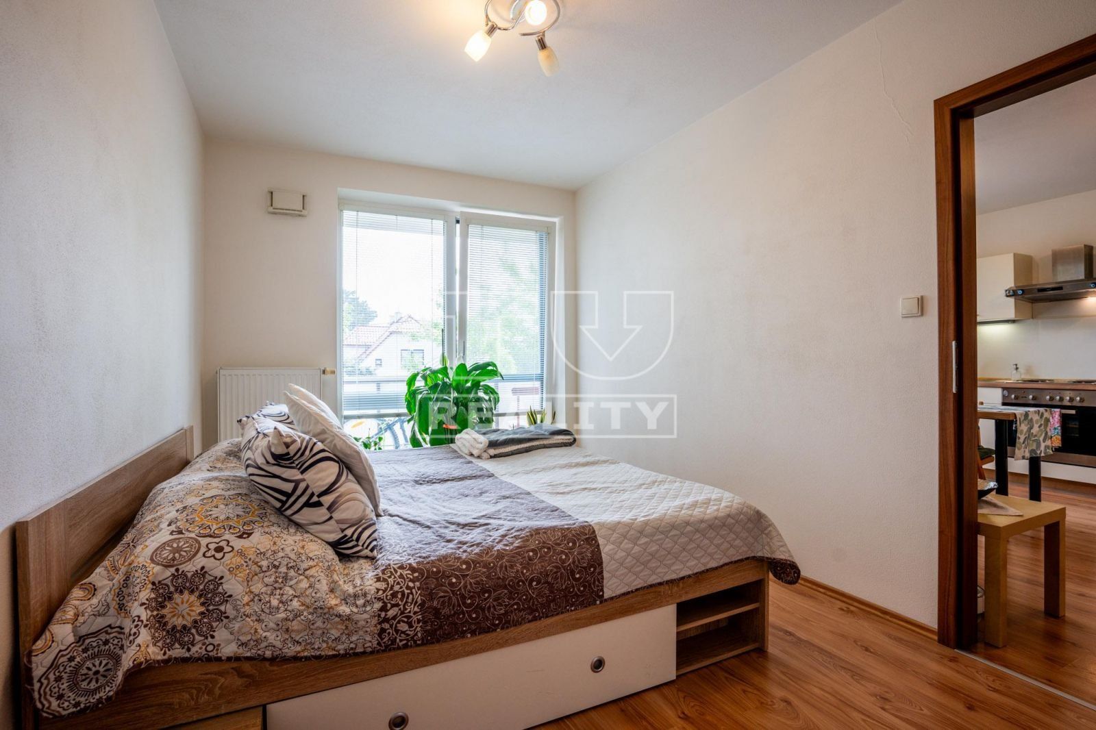 Pripravujeme na predaj zariadený 2-izbový byt s balkónom a garážovým státím v pokojnej časti Vrakune, 47 m2