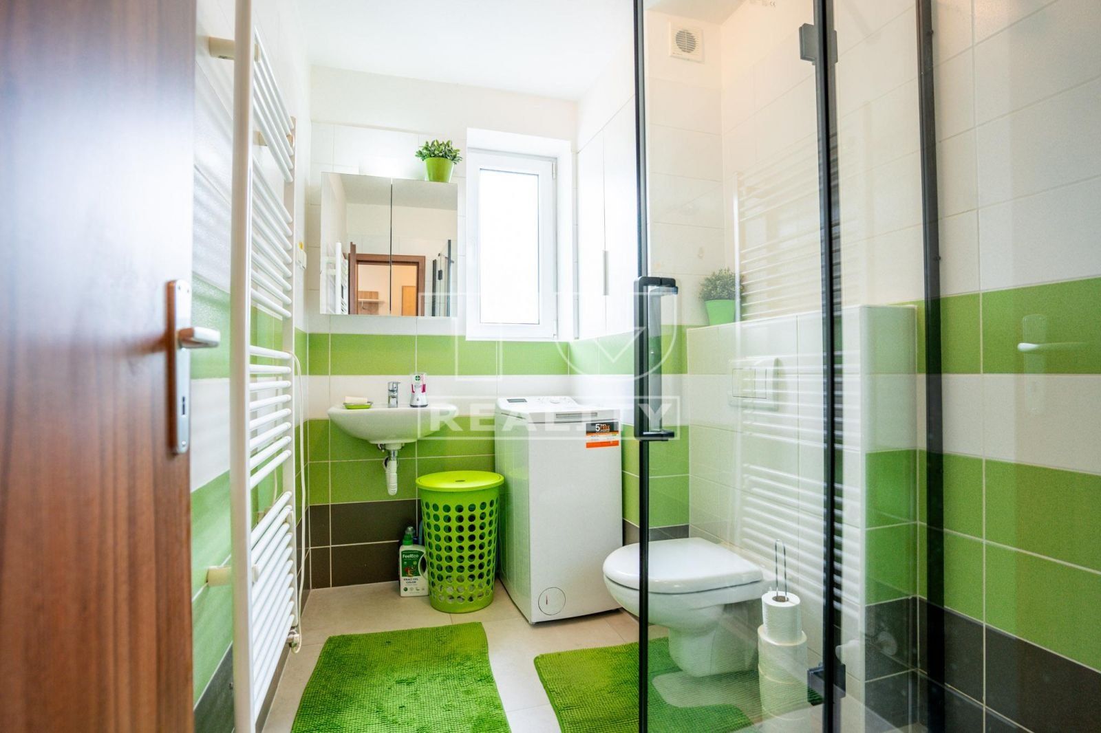 Pripravujeme na predaj zariadený 2-izbový byt s balkónom a garážovým státím v pokojnej časti Vrakune, 47 m2