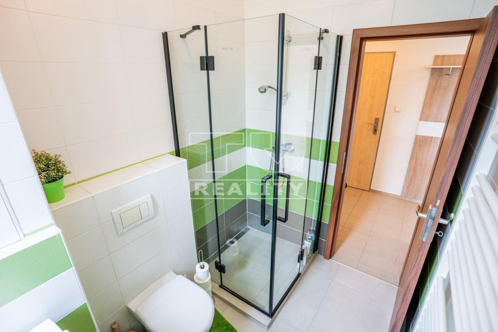 Pripravujeme na predaj zariadený 2-izbový byt s balkónom a garážovým státím v pokojnej časti Vrakune, 47 m2