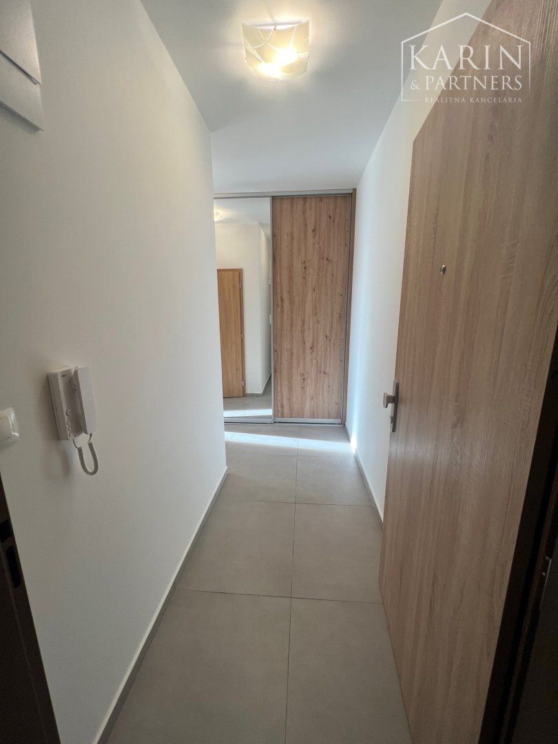 Bosáková - klimatizovaný 2IB na prenájom