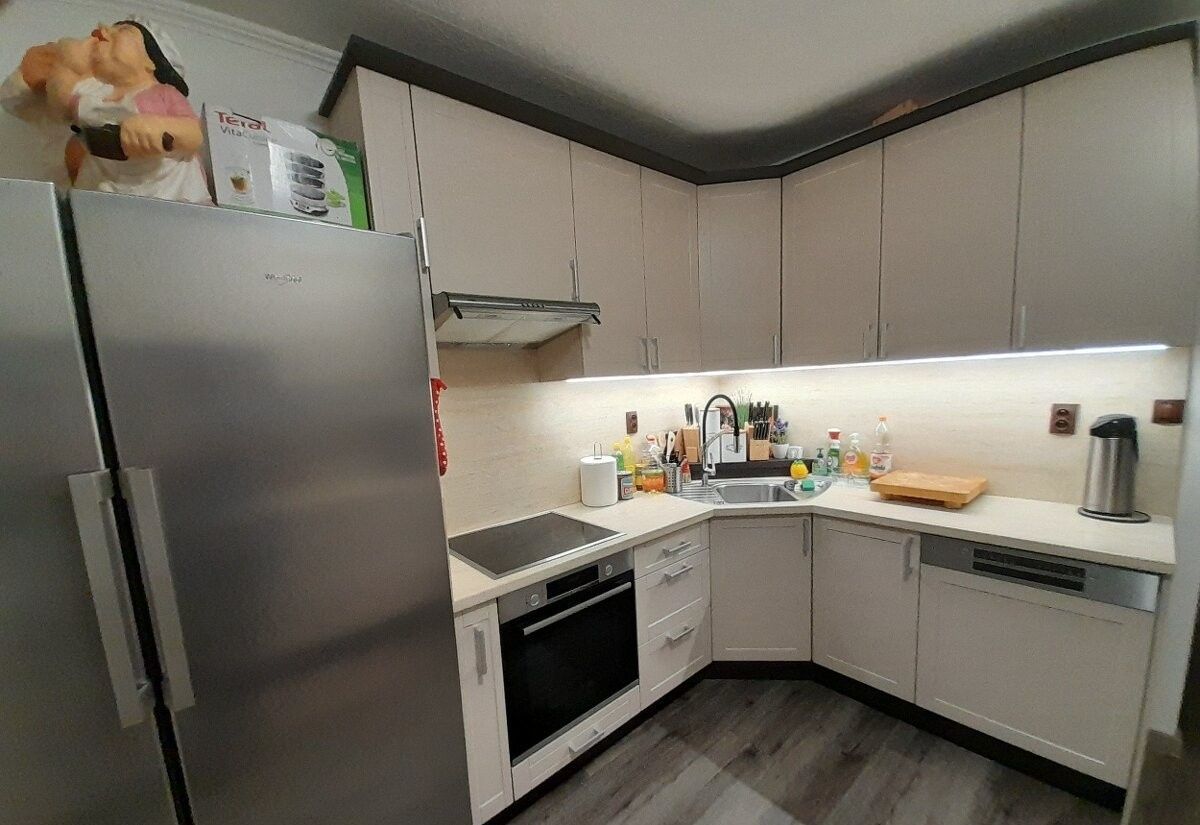 Priestranný, kompletne zrekonštruovaný 3-izbový byt s balkónom v meste Šamorín na Cintorínskej ulici na predaj!