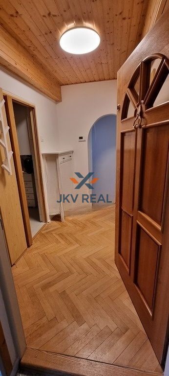 Realitná kancelária JKV REAL ponúka na prenájom výnimočný 2 izbový byt so záhradou v centre Trnavy.