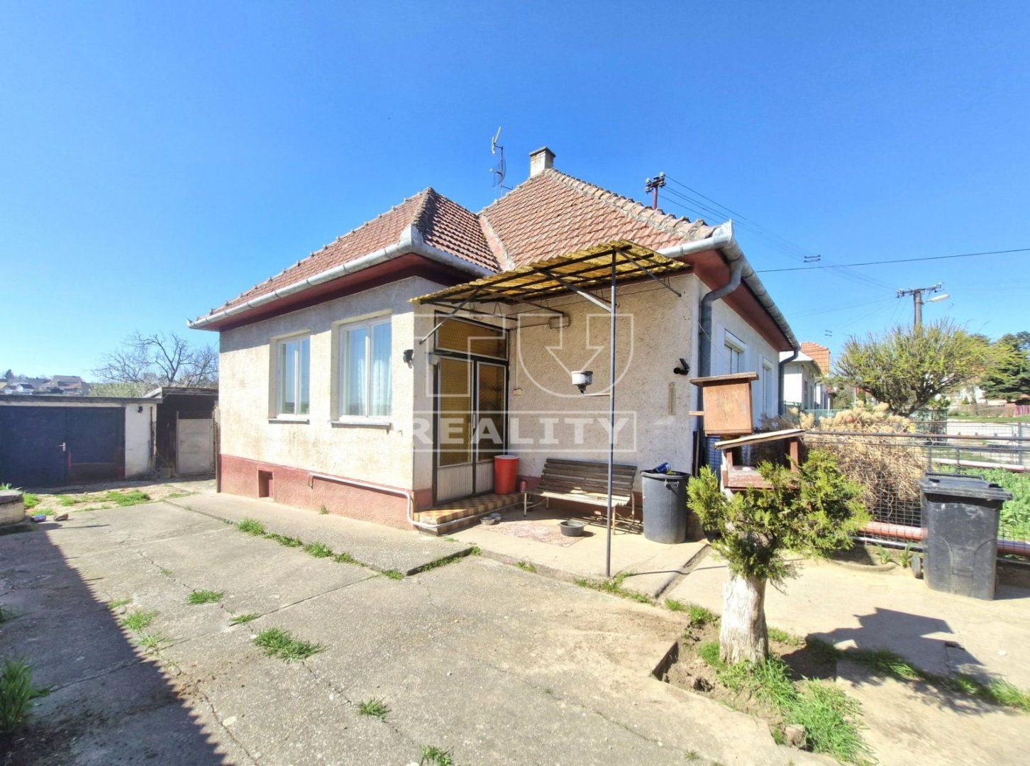 Super cena!!!Na predaj čiastočne zrekonštruovaný 4 izbový rodinný dom  s krásnym pozemkom  1 172 m² Orešany