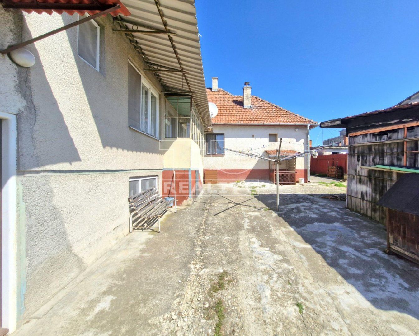 Na predaj čiastočne zrekonštruovaný 4 izbový rodinný dom  s krásnym pozemkom  1 172 m² Orešany