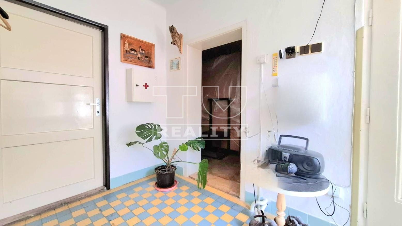 Na predaj čiastočne zrekonštruovaný 4 izbový rodinný dom  s krásnym pozemkom  1 172 m² Orešany