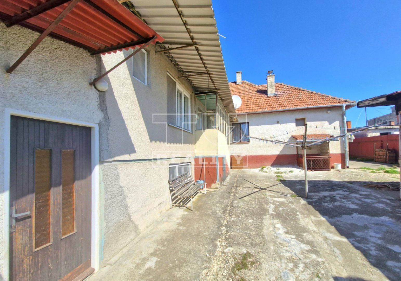 Na predaj čiastočne zrekonštruovaný 4 izbový rodinný dom  s krásnym pozemkom  1 172 m² Orešany
