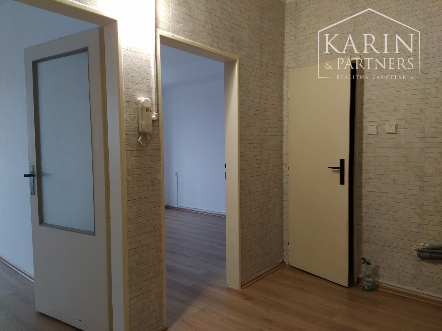 Prenájom dvojkancelária/ viacúčelová miestnosť s WC/ sprchou 38m2, Bulharská ul., BA II., Trnávka.