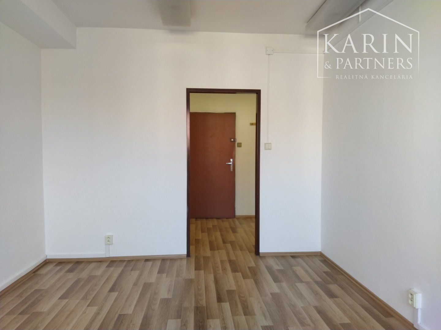 Prenájom dvojkancelária/ viacúčelová miestnosť s WC/ sprchou 38m2, Bulharská ul., BA II., Trnávka.