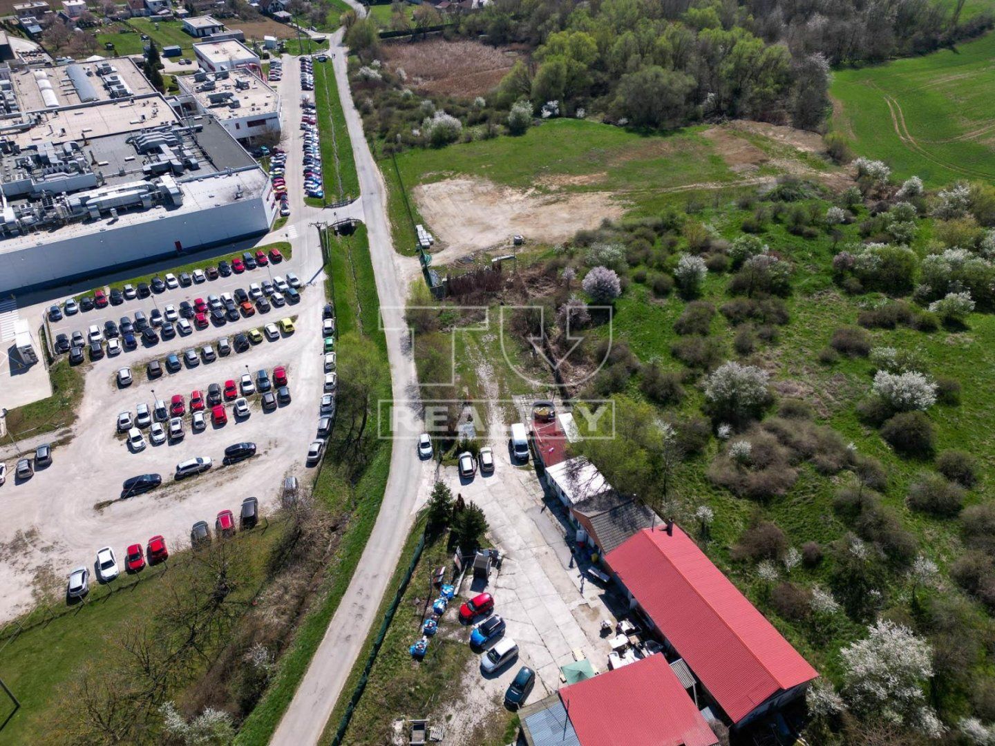 Tureality ponúka na predaj pozemok o rozlohe 1200 m2 vhodný na priemyslelnú výrobu alebo sklad