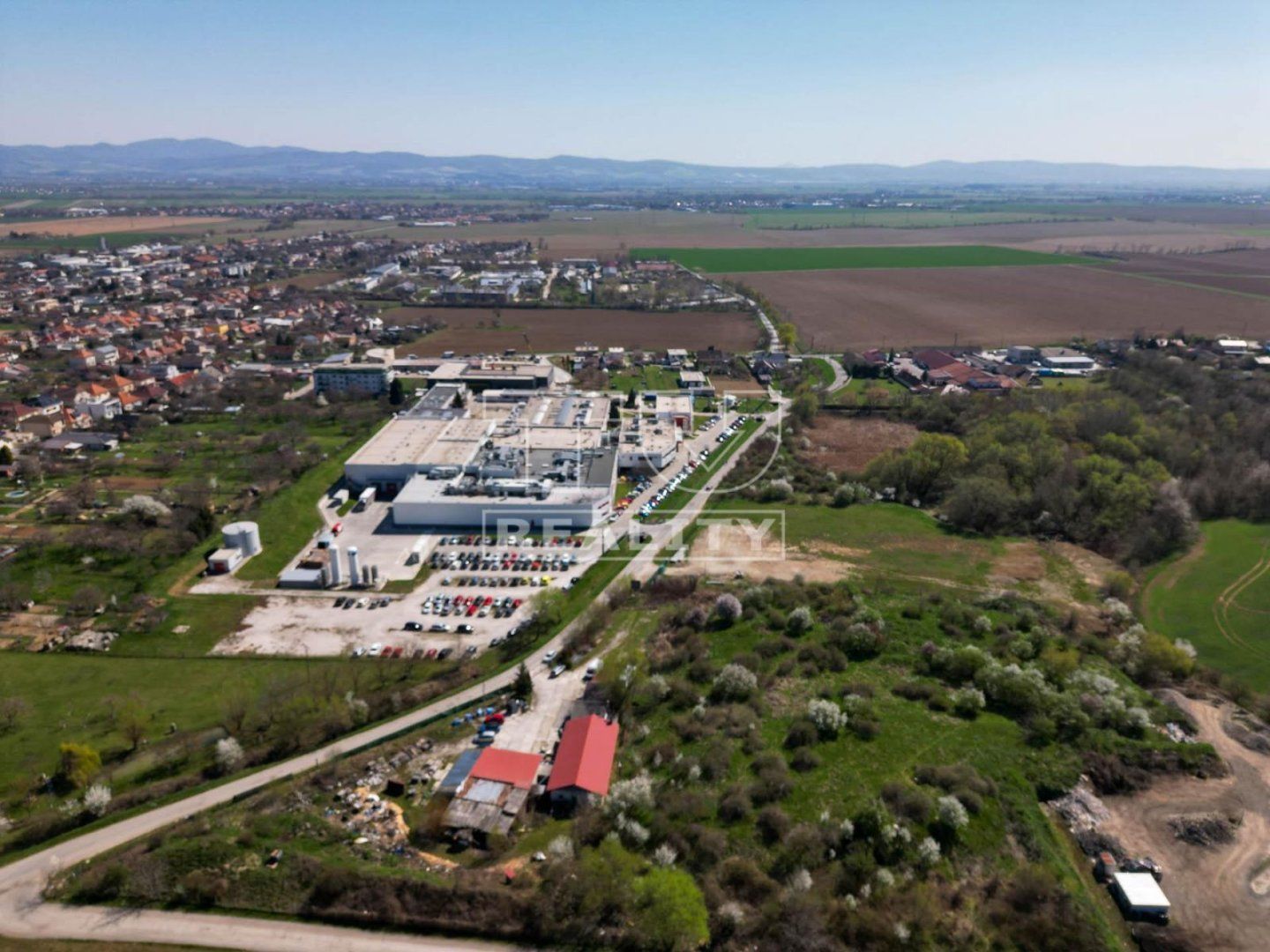 Tureality ponúka na predaj pozemok o rozlohe 1200 m2 vhodný na priemyslelnú výrobu alebo sklad