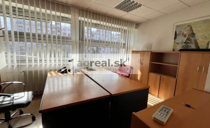 Administratívne priestory, čiastočne zariadené, 147 m², 2 x balkón, možnosť parkingu, centrum, Nám. M. Benku