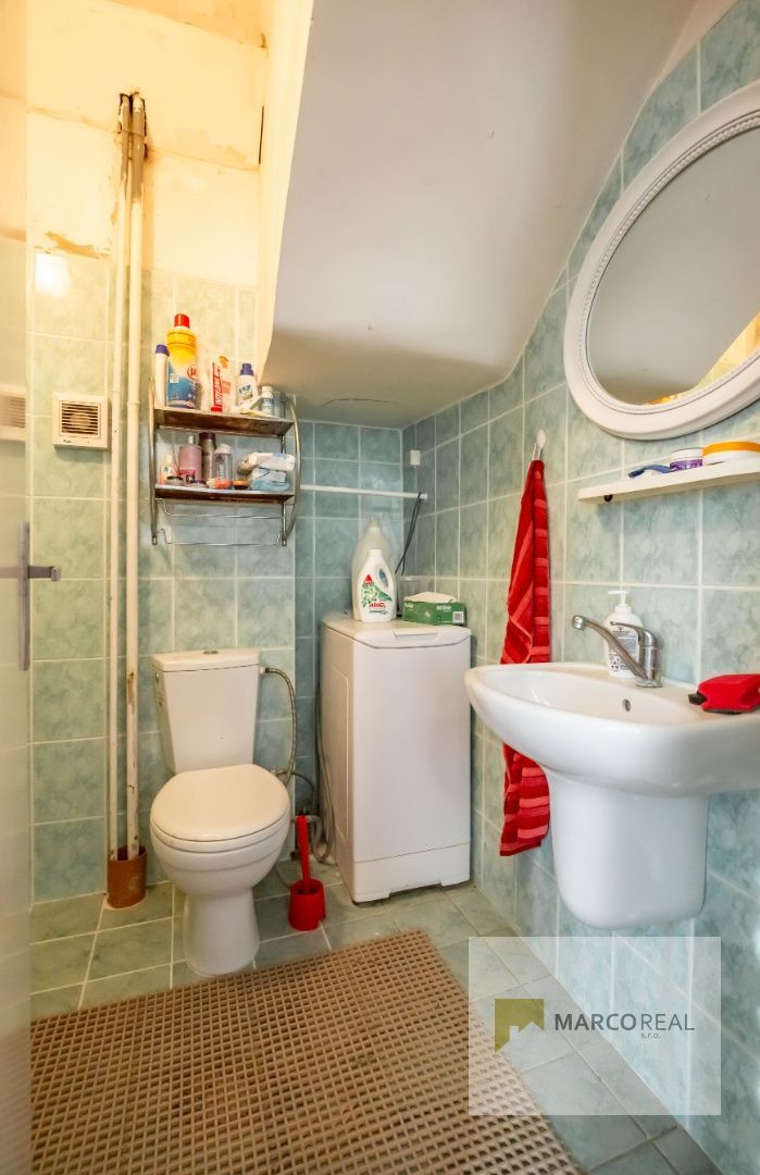 Veľký 5-izbový RD v obci MADUNICE len 8 km od Hlohovca,  o výmere 240 m2, pozemok 706 m2, pôvodný stav