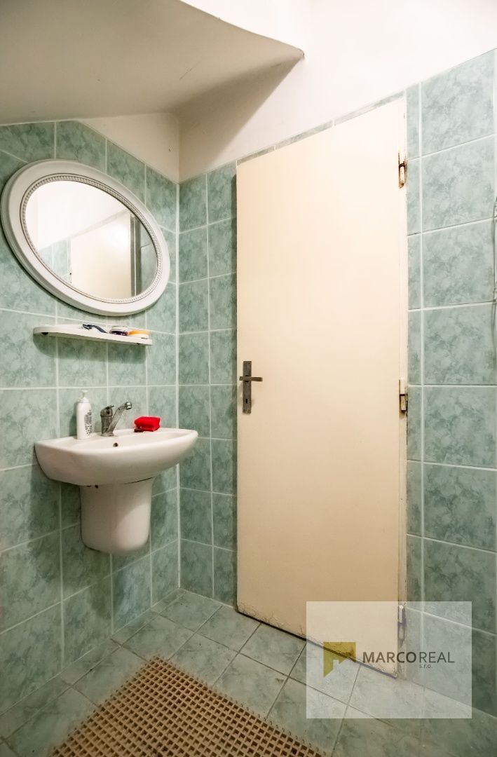 Veľký 5-izbový RD v obci MADUNICE len 8 km od Hlohovca,  o výmere 240 m2, pozemok 706 m2, pôvodný stav