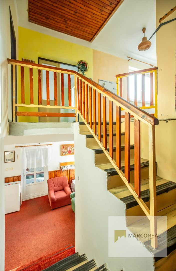 Veľký 5-izbový RD v obci MADUNICE len 8 km od Hlohovca,  o výmere 240 m2, pozemok 706 m2, pôvodný stav