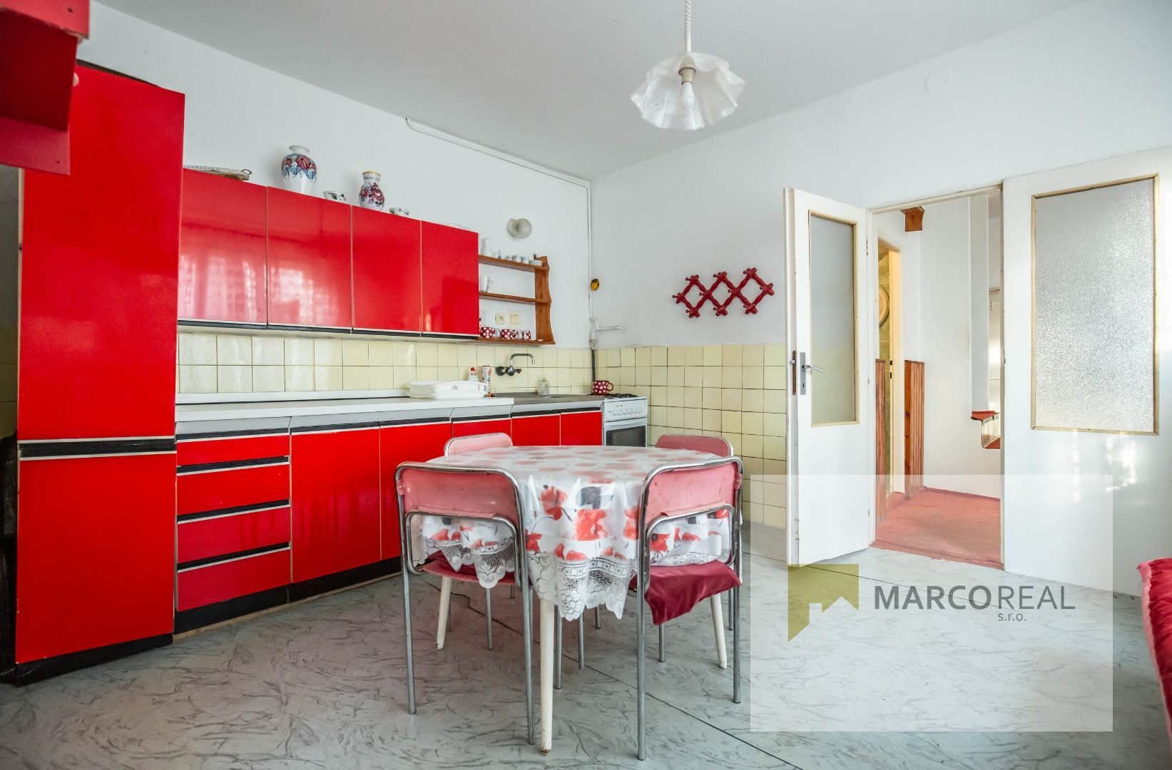 Veľký 5-izbový RD v obci MADUNICE len 8 km od Hlohovca, o výmere 240 m2, pozemok 706 m2, pôvodný stav