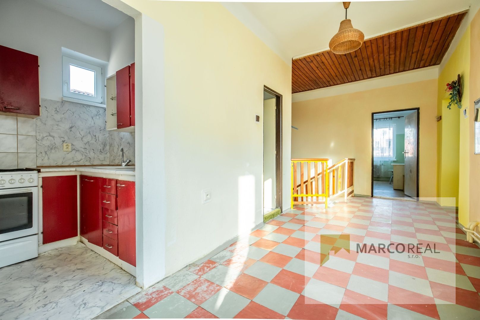 Veľký 5-izbový RD v obci MADUNICE len 8 km od Hlohovca,  o výmere 240 m2, pozemok 706 m2, pôvodný stav