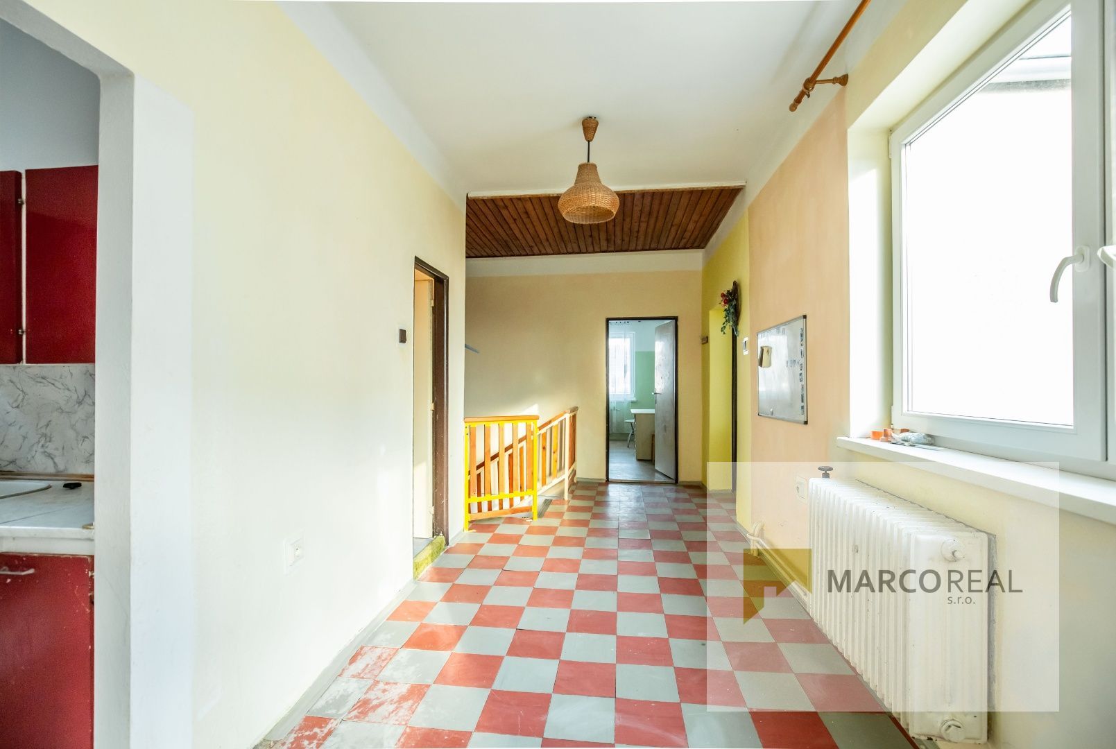 Veľký 5-izbový RD v obci MADUNICE len 8 km od Hlohovca,  o výmere 240 m2, pozemok 706 m2, pôvodný stav