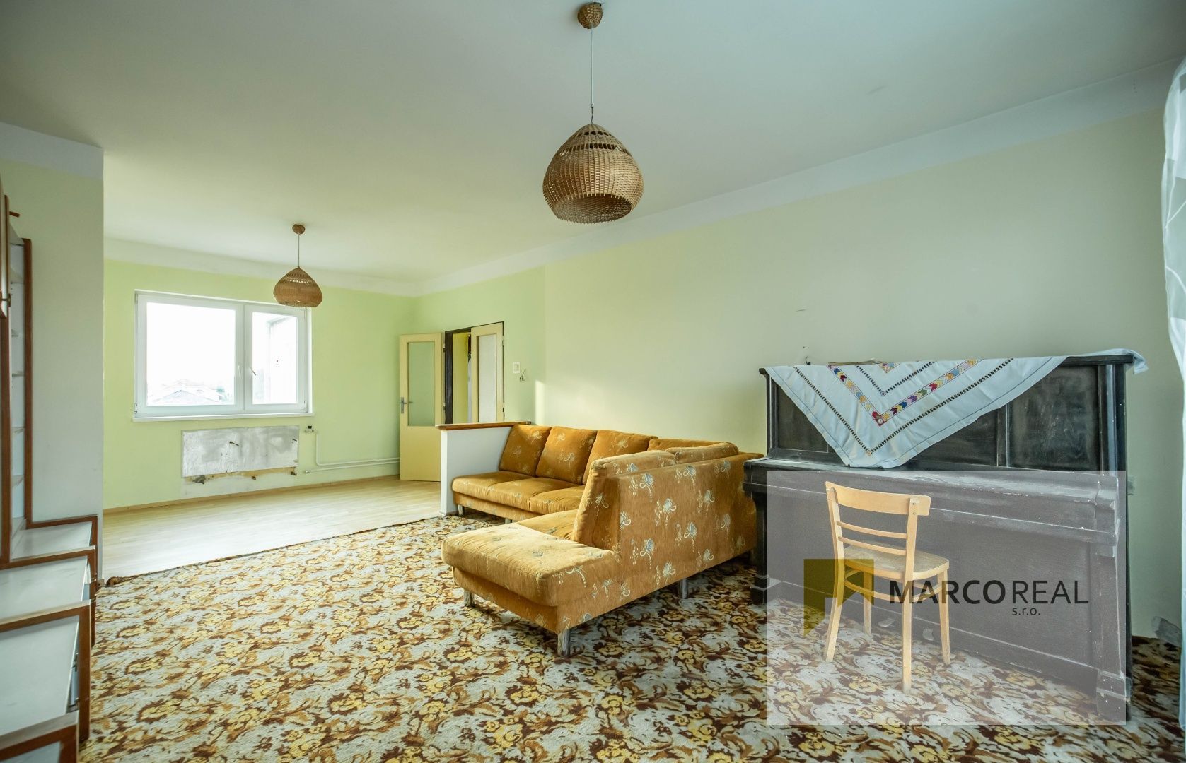 Veľký 5-izbový RD v obci MADUNICE len 8 km od Hlohovca,  o výmere 240 m2, pozemok 706 m2, pôvodný stav