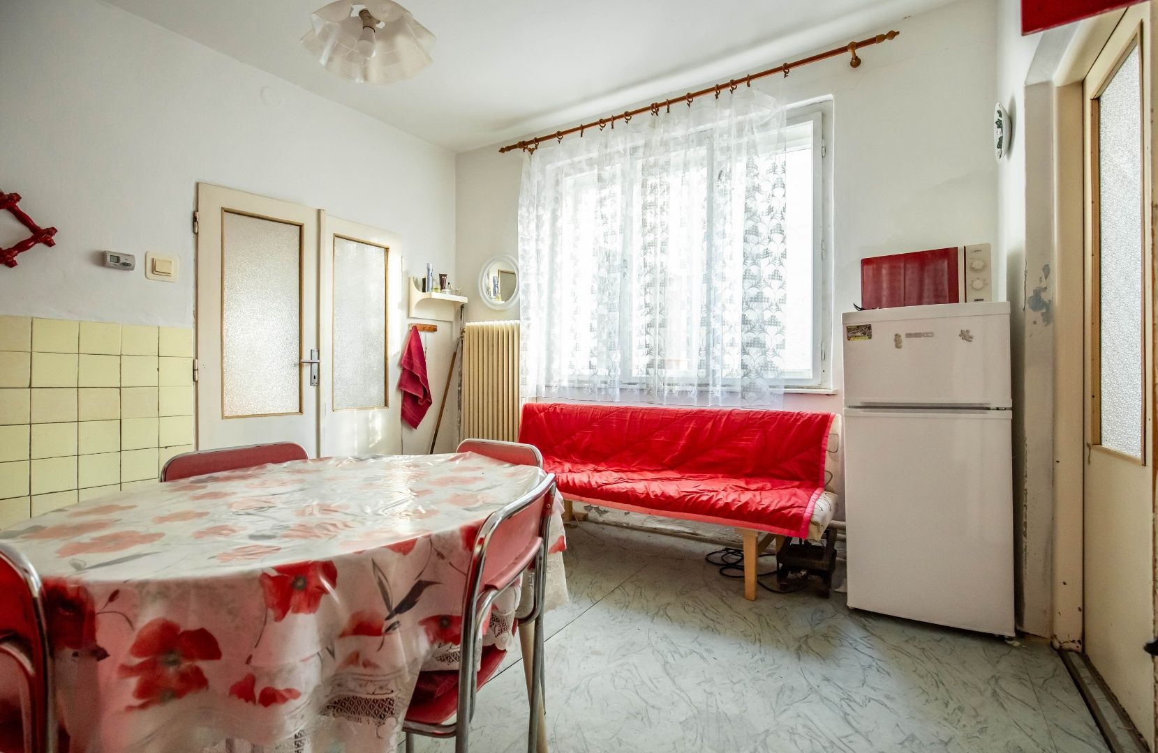 Veľký 5-izbový RD v obci MADUNICE len 8 km od Hlohovca, o výmere 240 m2, pozemok 706 m2, pôvodný stav