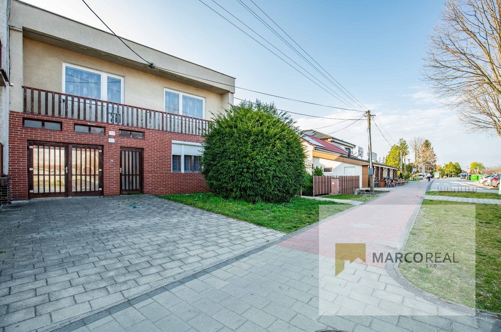 Veľký 5-izbový RD v obci MADUNICE len 8 km od Hlohovca,  o výmere 240 m2, pozemok 706 m2, pôvodný stav