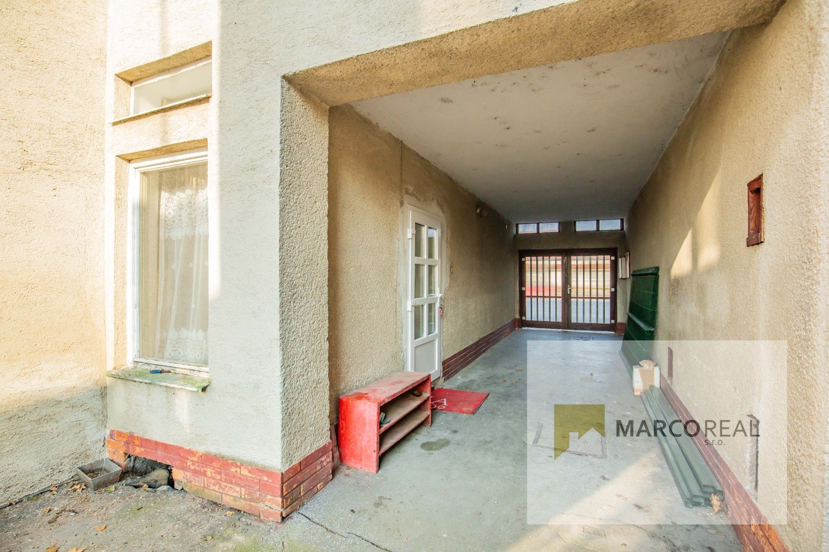 Veľký 5-izbový RD v obci MADUNICE len 8 km od Hlohovca,  o výmere 240 m2, pozemok 706 m2, pôvodný stav