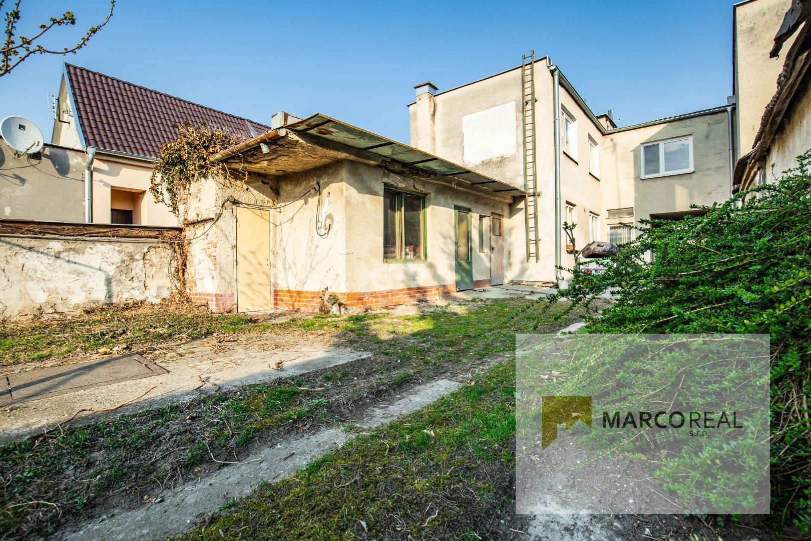Veľký 5-izbový RD v obci MADUNICE len 8 km od Hlohovca,  o výmere 240 m2, pozemok 706 m2, pôvodný stav