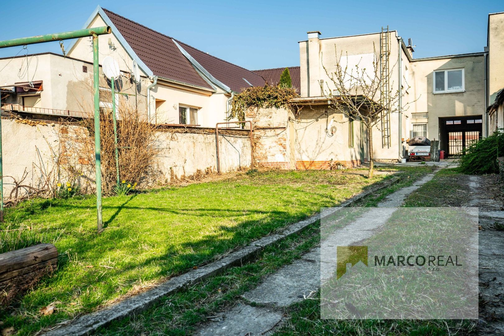 Veľký 5-izbový RD v obci MADUNICE len 8 km od Hlohovca,  o výmere 240 m2, pozemok 706 m2, pôvodný stav