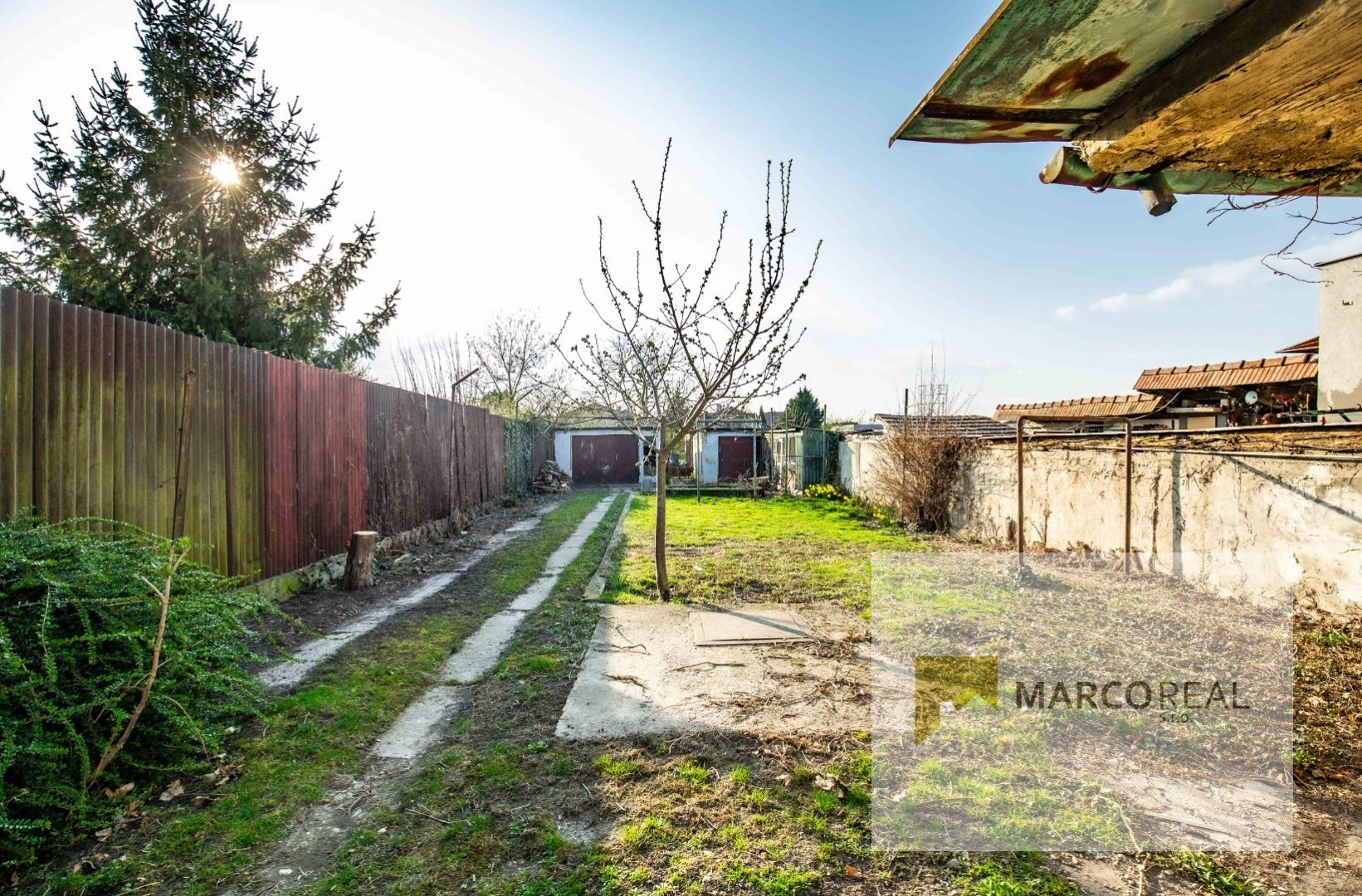 Veľký 5-izbový RD v obci MADUNICE len 8 km od Hlohovca,  o výmere 240 m2, pozemok 706 m2, pôvodný stav
