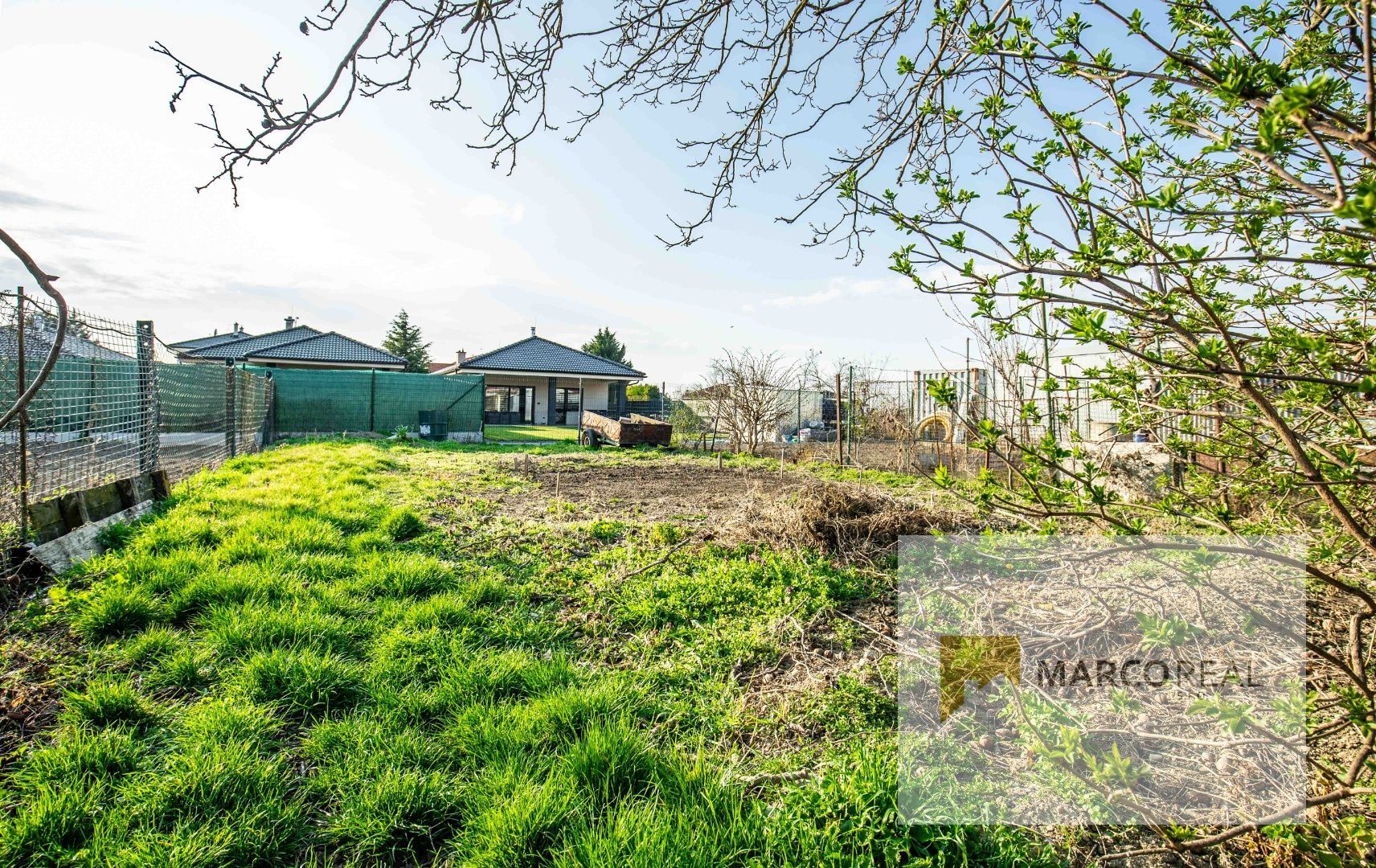 Veľký 5-izbový RD v obci MADUNICE len 8 km od Hlohovca,  o výmere 240 m2, pozemok 706 m2, pôvodný stav