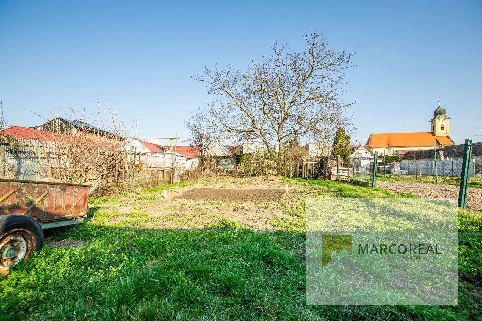 Veľký 5-izbový RD v obci MADUNICE len 8 km od Hlohovca,  o výmere 240 m2, pozemok 706 m2, pôvodný stav