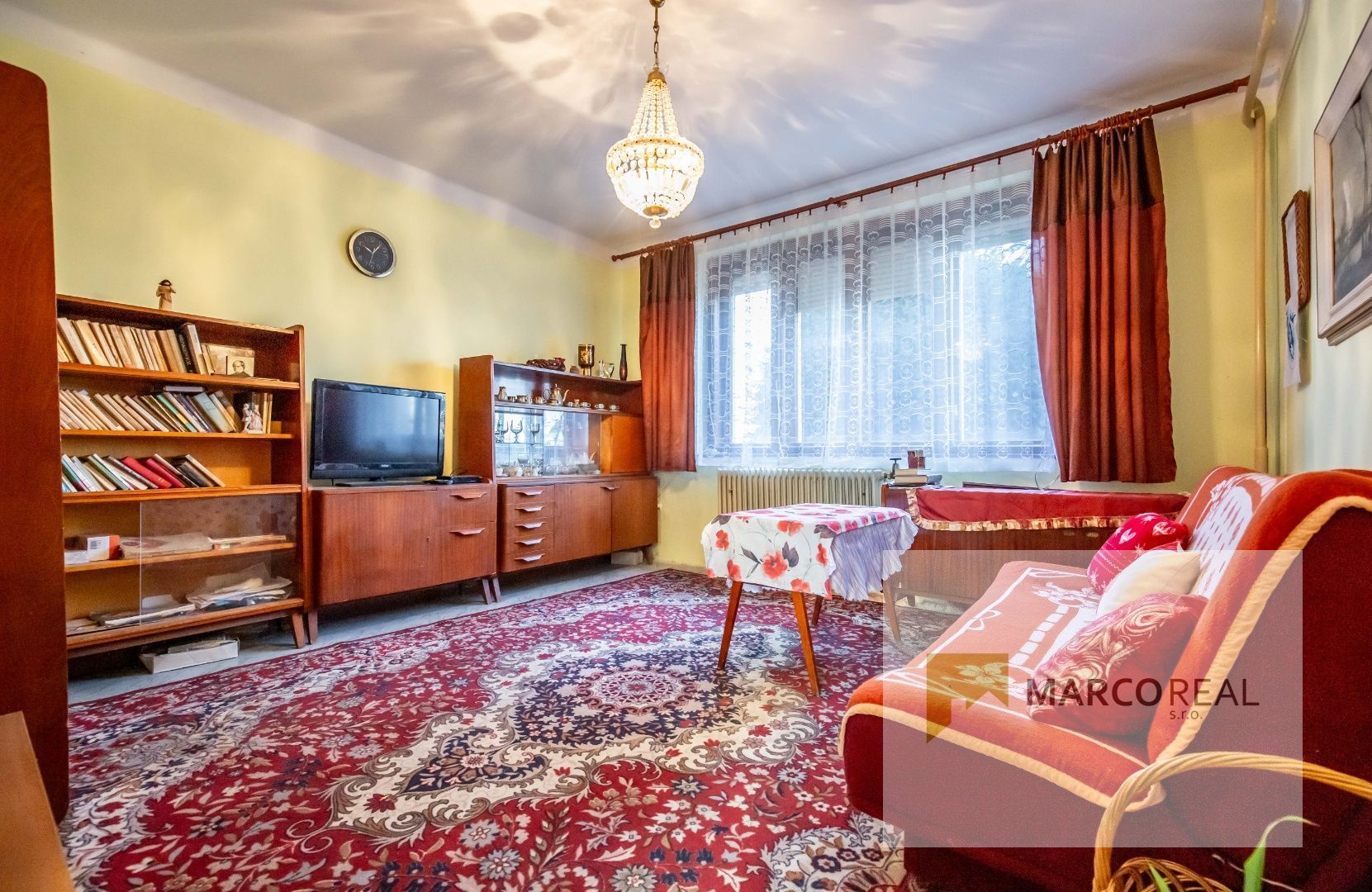 Veľký 5-izbový RD v obci MADUNICE len 8 km od Hlohovca,  o výmere 240 m2, pozemok 706 m2, pôvodný stav