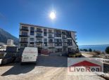 Makarska, 3i byt, garážové miesto, 2x bazén, jacuzzi, výhľad na more