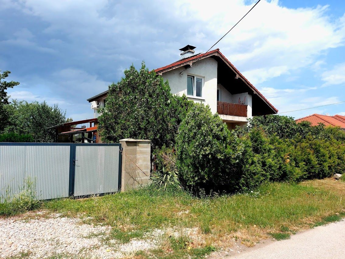 REZERVOVANE 5 izbový dvojpodlažný Rodinný dom, na slnečnom rovinatom pozemku s možnosťou dokúpiť aj pozemok.