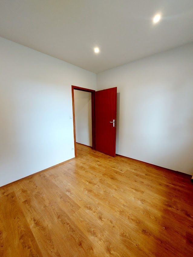 REZERVOVANE 3 izbový jednopodlažný Rodinný dom (časť dvojdomu), na slnečnom rovinatom pozemku