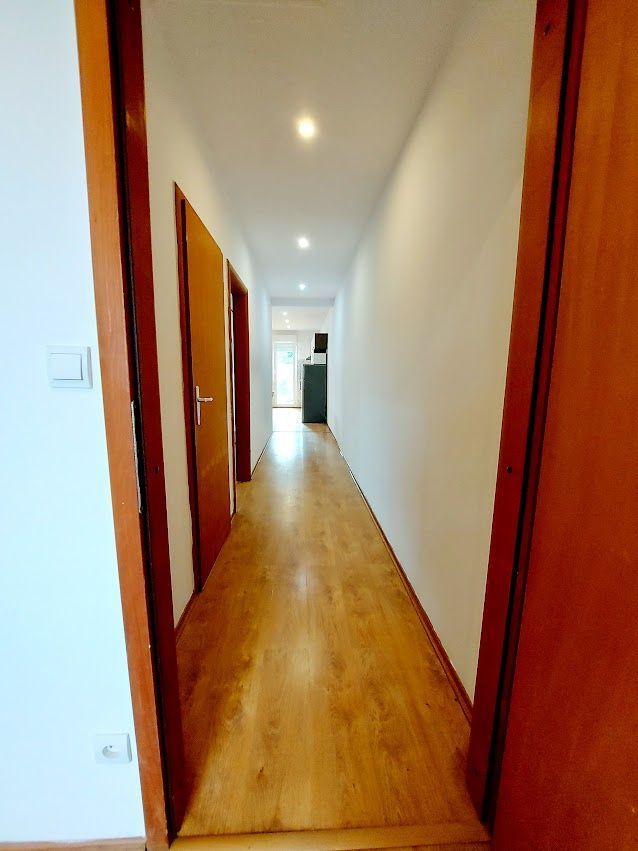 REZERVOVANE 3 izbový jednopodlažný Rodinný dom (časť dvojdomu), na slnečnom rovinatom pozemku