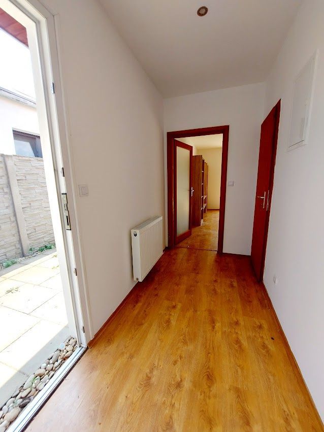 REZERVOVANE 3 izbový jednopodlažný Rodinný dom (časť dvojdomu), na slnečnom rovinatom pozemku