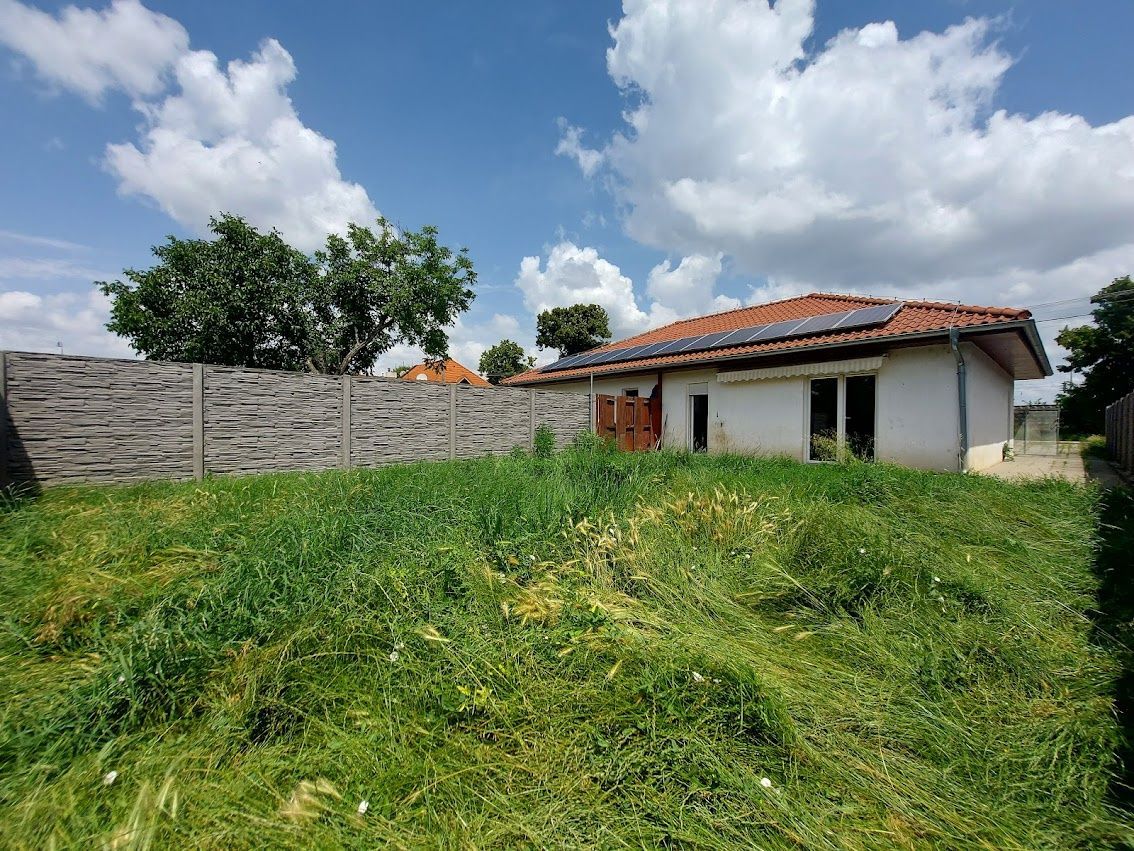REZERVOVANE 3 izbový jednopodlažný Rodinný dom (časť dvojdomu), na slnečnom rovinatom pozemku