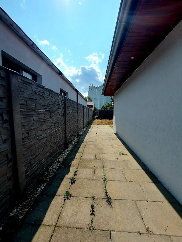 REZERVOVANE 3 izbový jednopodlažný Rodinný dom (časť dvojdomu), na slnečnom rovinatom pozemku