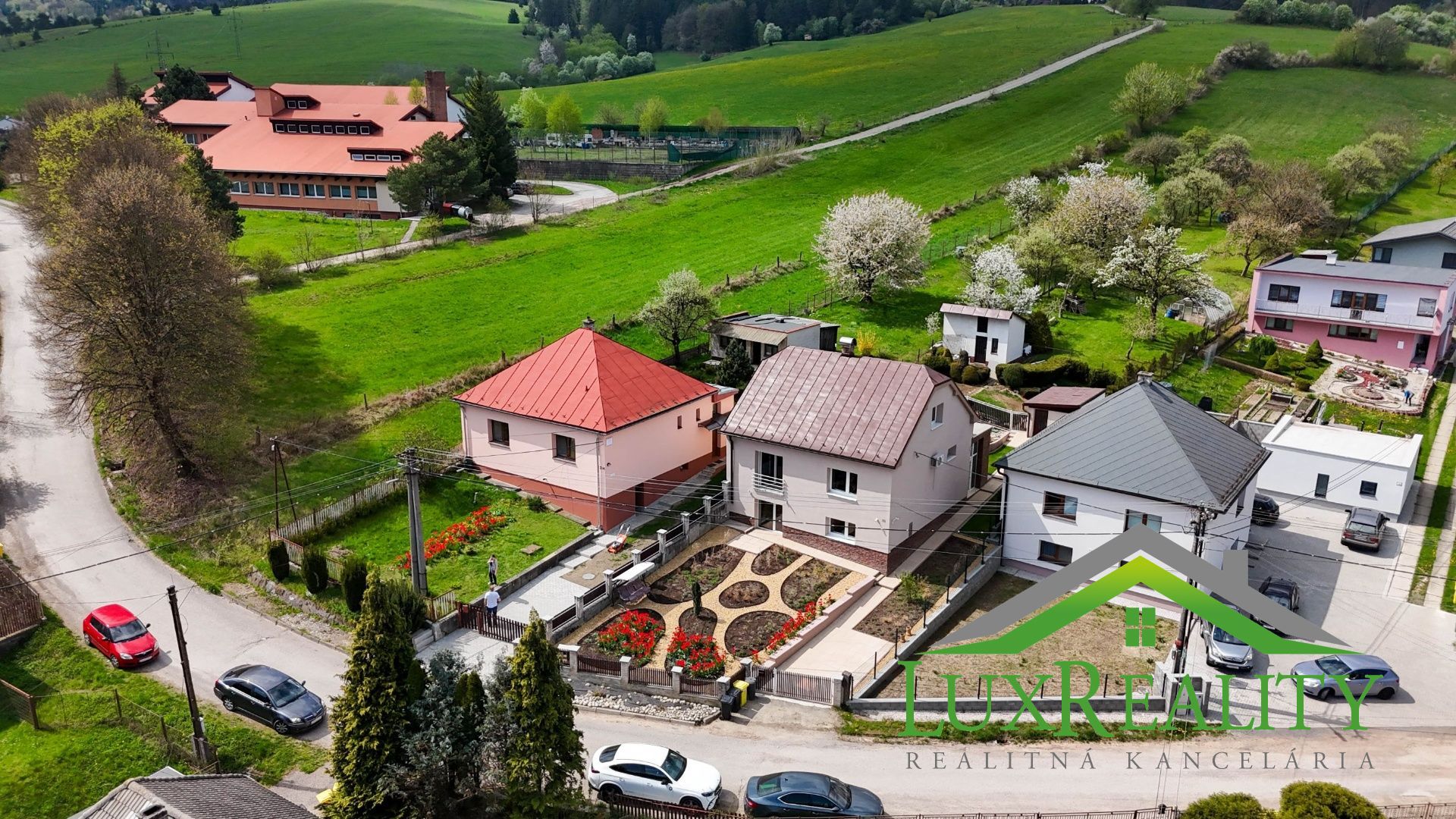 Rodinný dom Rudina po rekonštrukcii so záhradou snov a investičným pozemkom