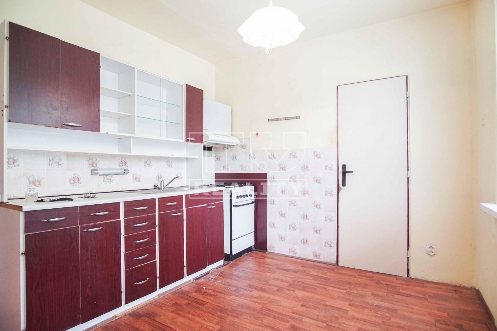 Veľký 2-izbový byt s balkónom v širšom centre, Nové Zámky – 65,83m2