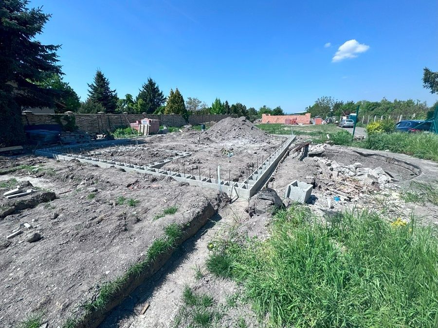 Objavte tento skrytý klenot 4-izbovej rezidencie umiestnenej na kráľovskom pozemku 802m2 s dôrazmi na detail