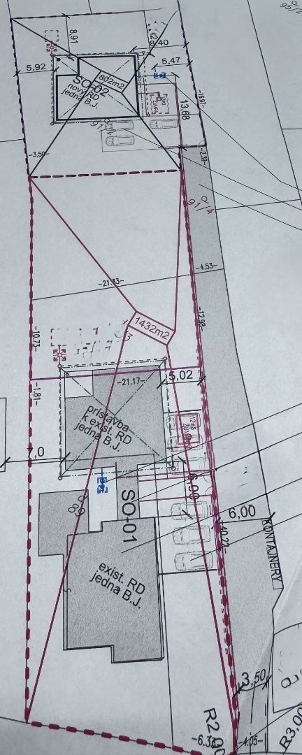 Objavte tento skrytý klenot 4-izbovej rezidencie umiestnenej na kráľovskom pozemku 802m2 s dôrazmi na detail