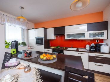 3-izb.byt o celkovej výmere 88 m2 s presklenou lodžiou, balkónom a pivnicou na Pezinskej ulici v Senci