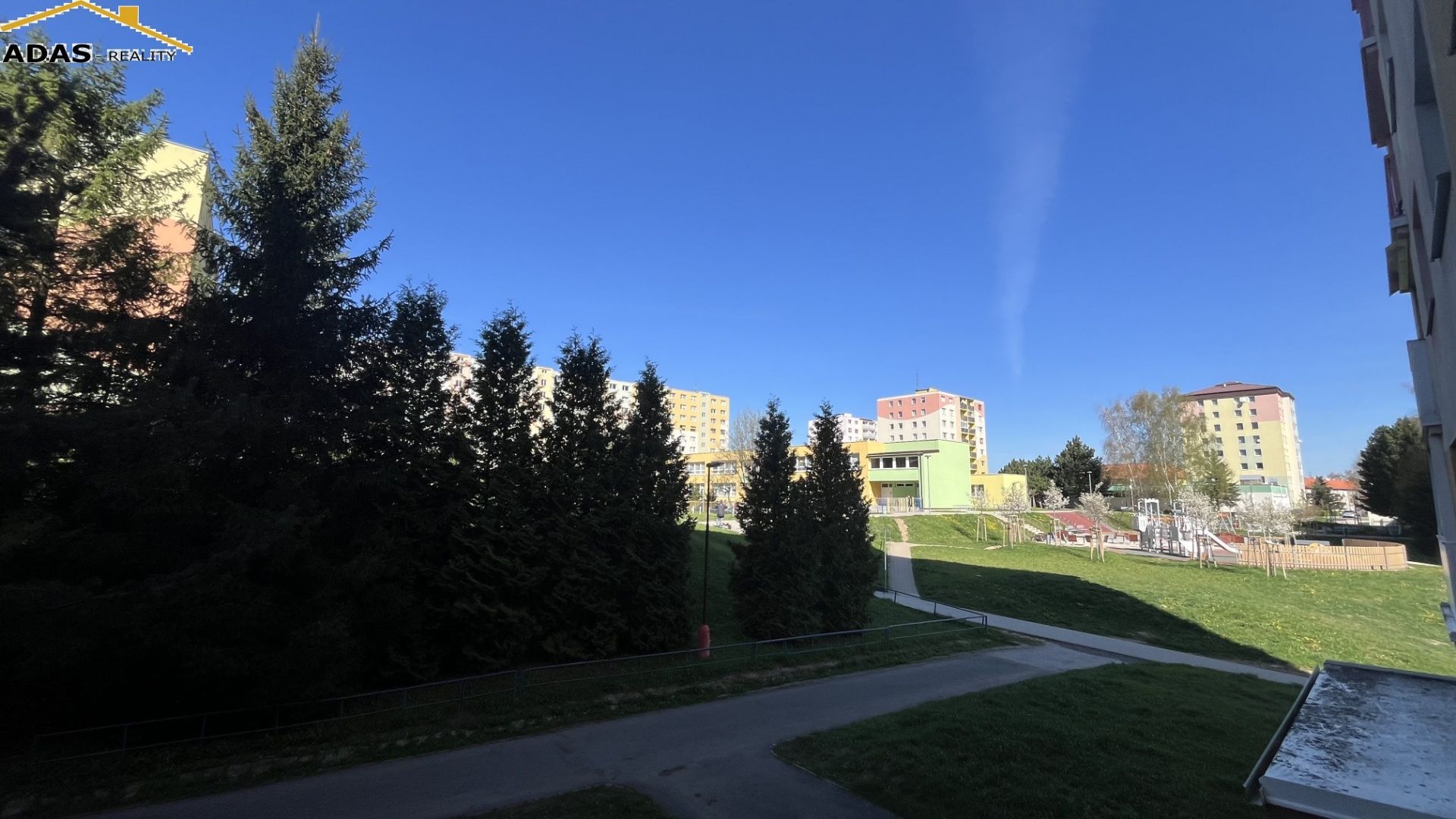 Ponúkame na predaj 4- izbový dvojgeneračný byt s balkónom.