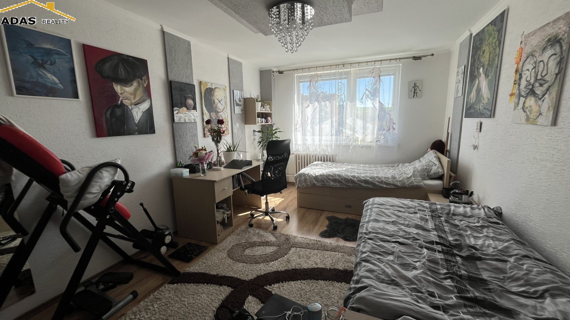 Ponúkame na predaj 4- izbový dvojgeneračný byt s balkónom.