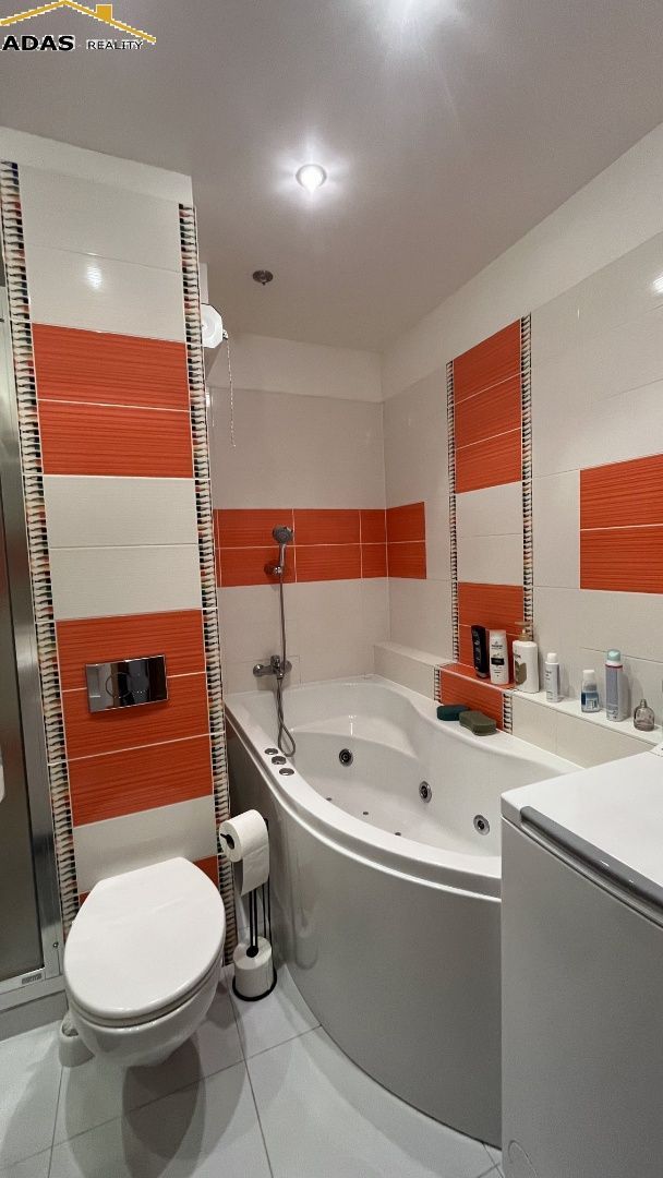 Ponúkame na predaj 4- izbový dvojgeneračný byt s balkónom.