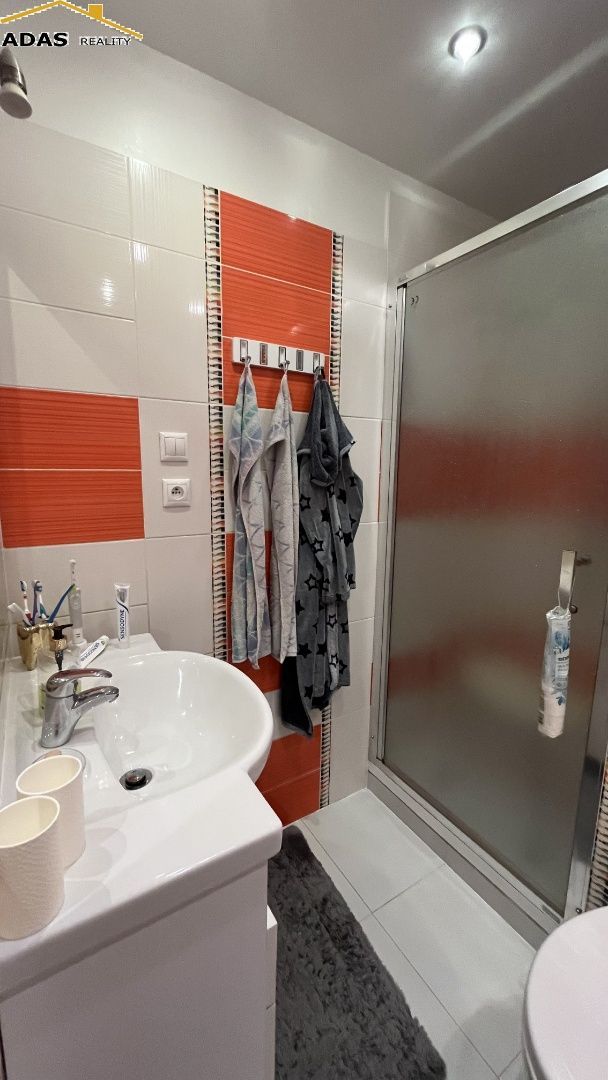 Ponúkame na predaj 4- izbový dvojgeneračný byt s balkónom.