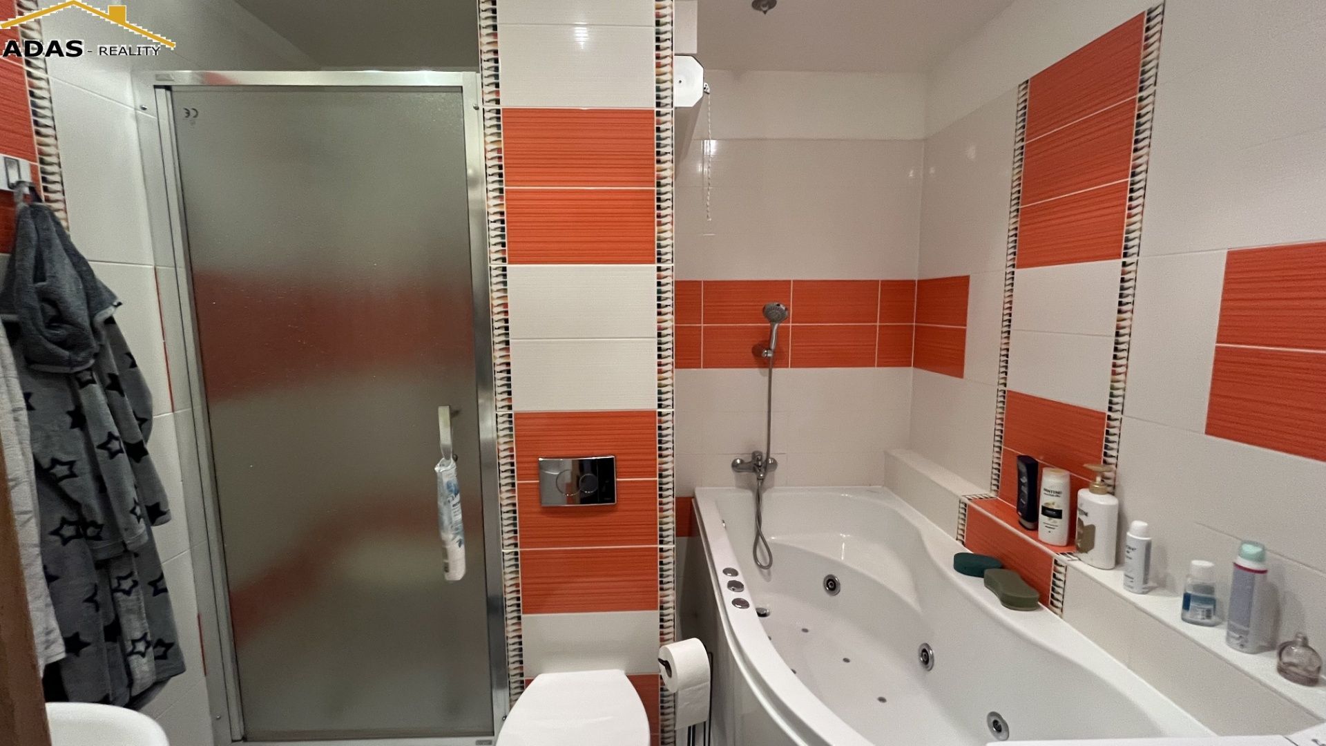 Ponúkame na predaj 4- izbový dvojgeneračný byt s balkónom.