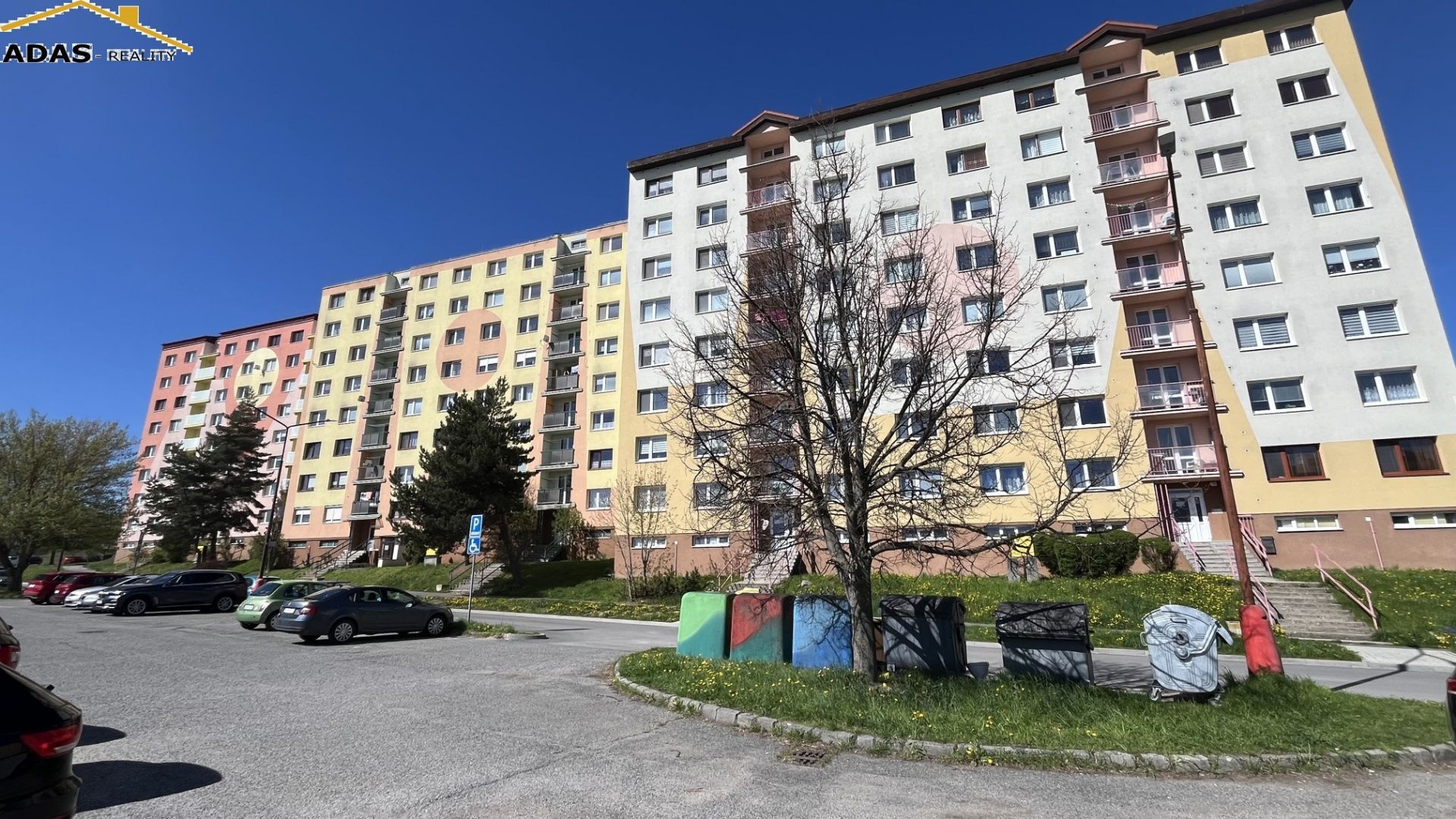 Ponúkame na predaj 4- izbový dvojgeneračný byt s balkónom.
